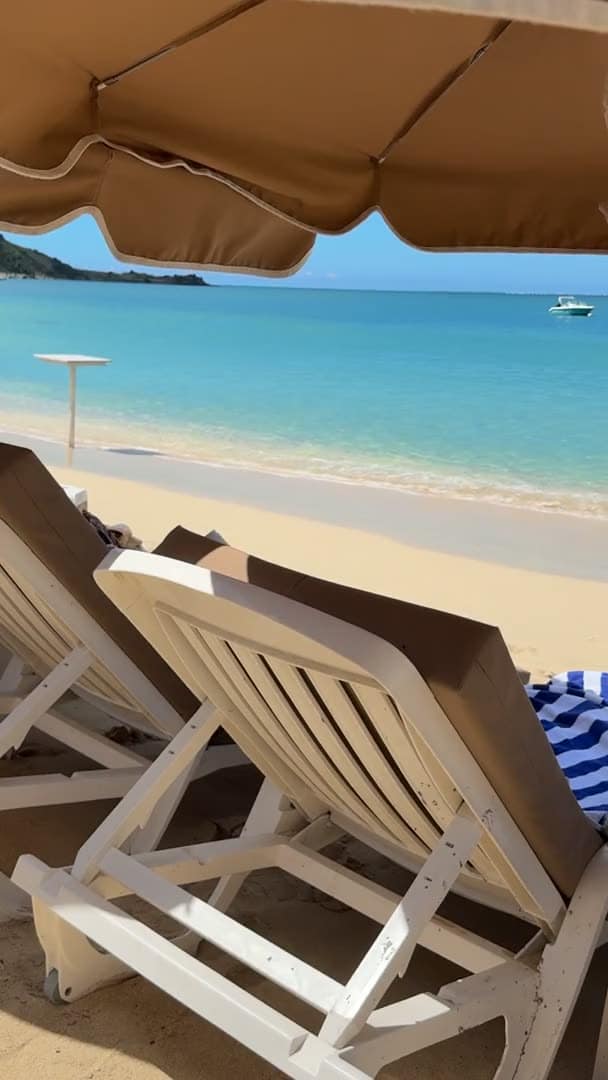 Vue depuis un beach club de Saint-Martin, transats face au lagon